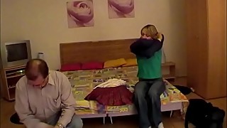 La troietta vuole fare la modella e io da vecchio porco con la scusa delle foto la porto in camera e me la chiavo riprendendo tutto con una telecamera nascosta