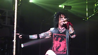 NIKKI SIXX BREAKS IT DOWN FOR THE CROWD. GREENVILLE, S.C.